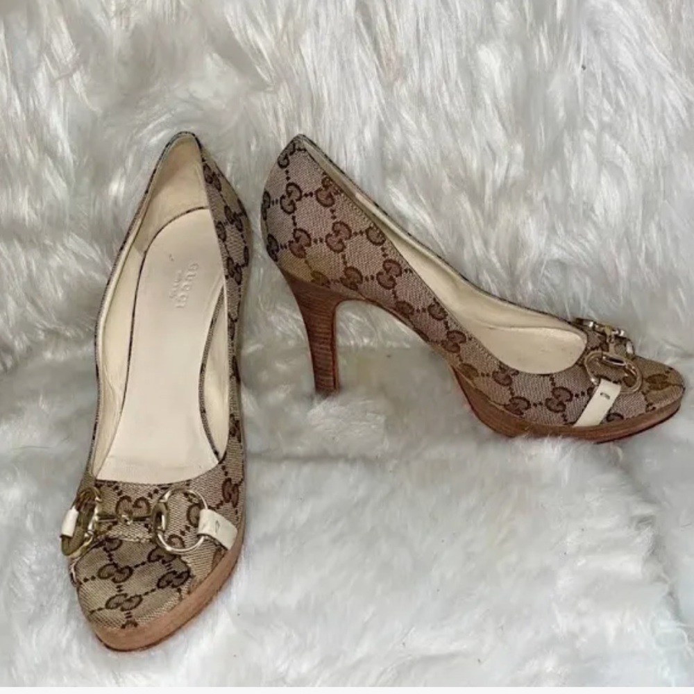 Gucci Authentic Horsebit Women's Tan Monogram Peep Toe Heels 35 1/2 - Picture 3 of 7